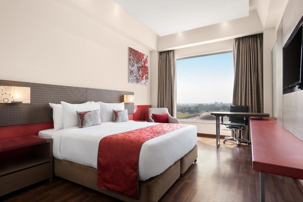 Ramada By Wyndham Lucknow Hotel And Convention Center Exterior foto